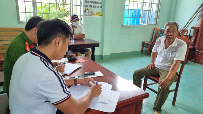 Ông Nguyên khai nhận, vào khoảng 2 năm về trước, ông có nợ tiền vợ chồng ông Sáng. Nhưng do không có tiền trả đúng hẹn, nên nhiều lần bị vợ chồng người này dùng lời lẽ xúc phạm. Từ đó, ông Nguyên ấm ức và nuôi ý định giết ông Sáng để trả thù. (Ảnh Người lao động)