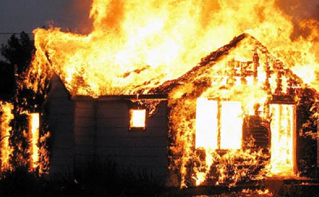 Đến 23h ngày hôm sau - 4/5/2022, ông Nguyên quay trở lại nhà ông Sáng với mục đích đốt nhà và xác để phi tang. Khi vào nhà nạn nhân bằng cửa sau, y lấy can rồi đến chiếc xe máy của ông Sáng đang đậu, rút xăng rồi tưới lên người ông Sáng và quanh nhà, sau đó châm lửa đốt. (Ảnh minh họa, nguồn ảnh Internet)