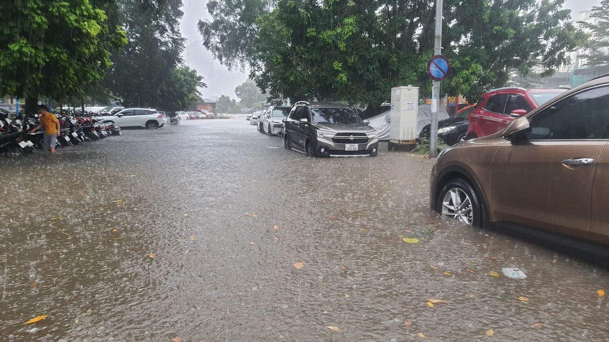 Do mưa lớn khiến nhiều tuyến phố của Hà Nội rơi vào cảnh ngập úng.
