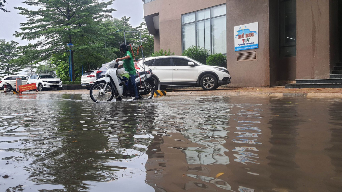 Khu vực đường Lương Thế Vinh khu VOV ngập nặng sau mưa. 