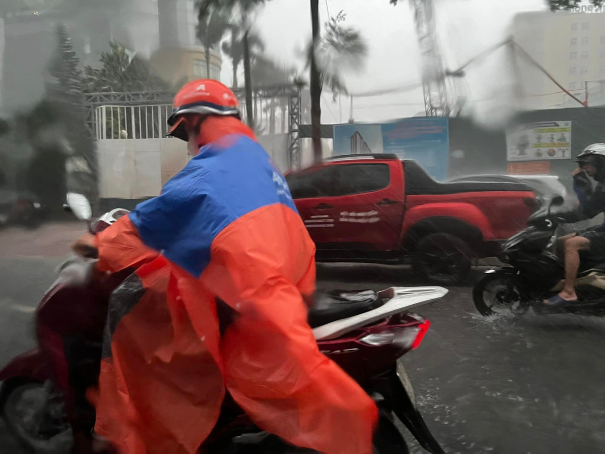 Trung tâm Dự báo khí tượng thủy văn quốc gia cho biết, trong những giờ tới, khu vực nội thành Hà Nội và các vùng lân cận vẫn tiếp tục có mưa với tổng lượng mưa tích lũy phổ biến trong khoảng từ 30-50mm, có nơi trên 80mm.