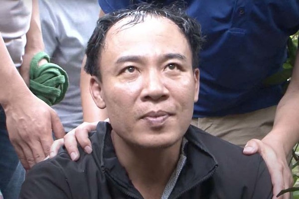 Phúc hành nghề thầy mo nên hay đi làm lễ cúng cho đồng bào dân tộc Dao ở địa bàn các tỉnh Lai Châu, Lào Cai. Ngay trong ngày, Ban chuyên án đã tiến hành triệu tập Triệu Vạn Phúc để xác minh, đấu tranh, làm rõ. Tại cơ quan điều tra, Phúc luôn thể hiện thái độ quanh co, phủ nhận việc có mặt tại địa bàn huyện Sìn Hồ trước, trong thời gian xảy ra vụ án và đưa ra những chứng cứ ngoại phạm.