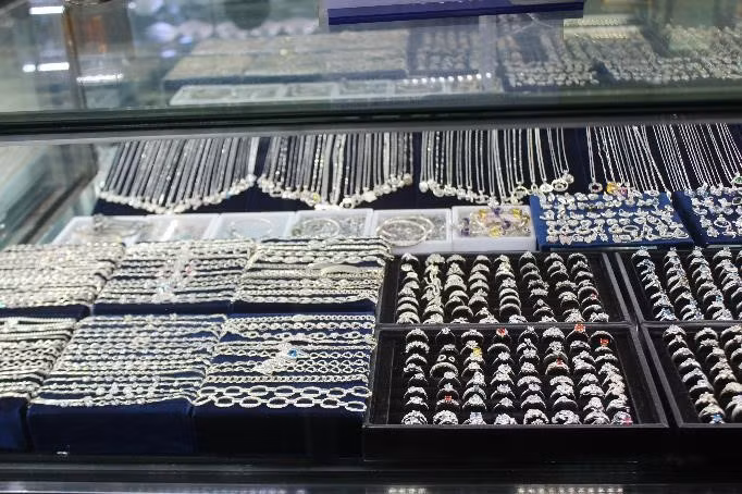 Để có số tiền “làm lý”, bà N. đã vay mượn của rất nhiều người, trong đó có những đồ đạc là kỷ vật của người Dao thường dùng để trong nhà. Đó là những món trang sức được tặng vào các sự kiện lớn của gia đình như cưới hỏi… không được phép mang bán. (Ảnh minh họa) 