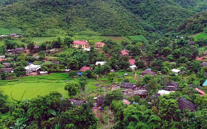 Triệu Vạn Phúc làm thầy cúng có thâm niên và là người có uy tín trong đồng bào người Dao ở các tỉnh Lào Cai và Lai Châu. Theo phong tục tập quán, người Dao một năm phải cúng giải hạn một đôi lần. Họ sẵn sàng bỏ ra một khoản chi phí lớn để thực hiện các nghi lễ tâm linh… Theo lời khai của Phúc, trước thời điểm xảy ra vụ án mạng, con trai của Phúc có bệnh phải đi viện nên hắn ta rơi vào cảnh nợ nần. (Ảnh minh họa, nguồn ảnh Báo Điện Biên) 