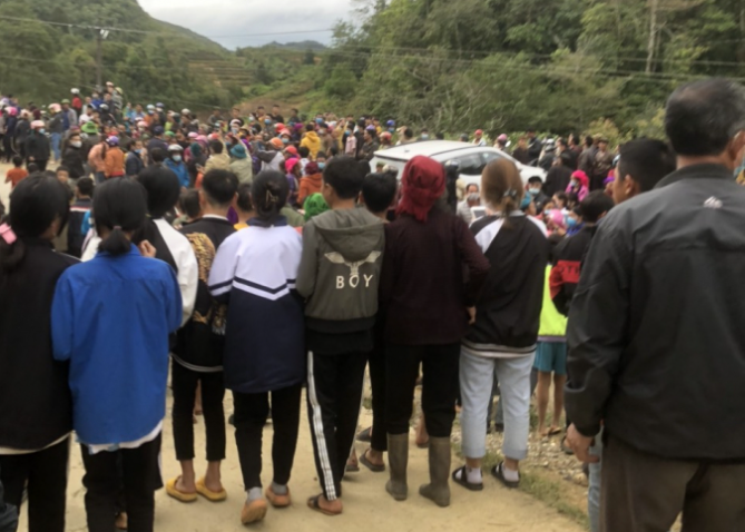 Khám nghiệm tử thi cho thấy, bên ngoài cơ thể nạn nhân không có dấu hiện tổn thương do tác động của ngoại lực. Phẫu thuật tử thi thấy bên trong dạ dày có thức ăn chưa nhuyễn cùng nhiều mảnh nhỏ lá cây màu xanh và dịch màu vàng, xanh. Điều tra viên nhận định, nguyên nhân chết của nạn nhân có dấu hiệu bị ngộ độc. Kết quả giám định của Viện Pháp y Quốc gia kết luận trong máu và phủ tạng có thành phần Alcaloid là thành phần độc tố có trong lá ngón... (Ảnh: Công Luận) 