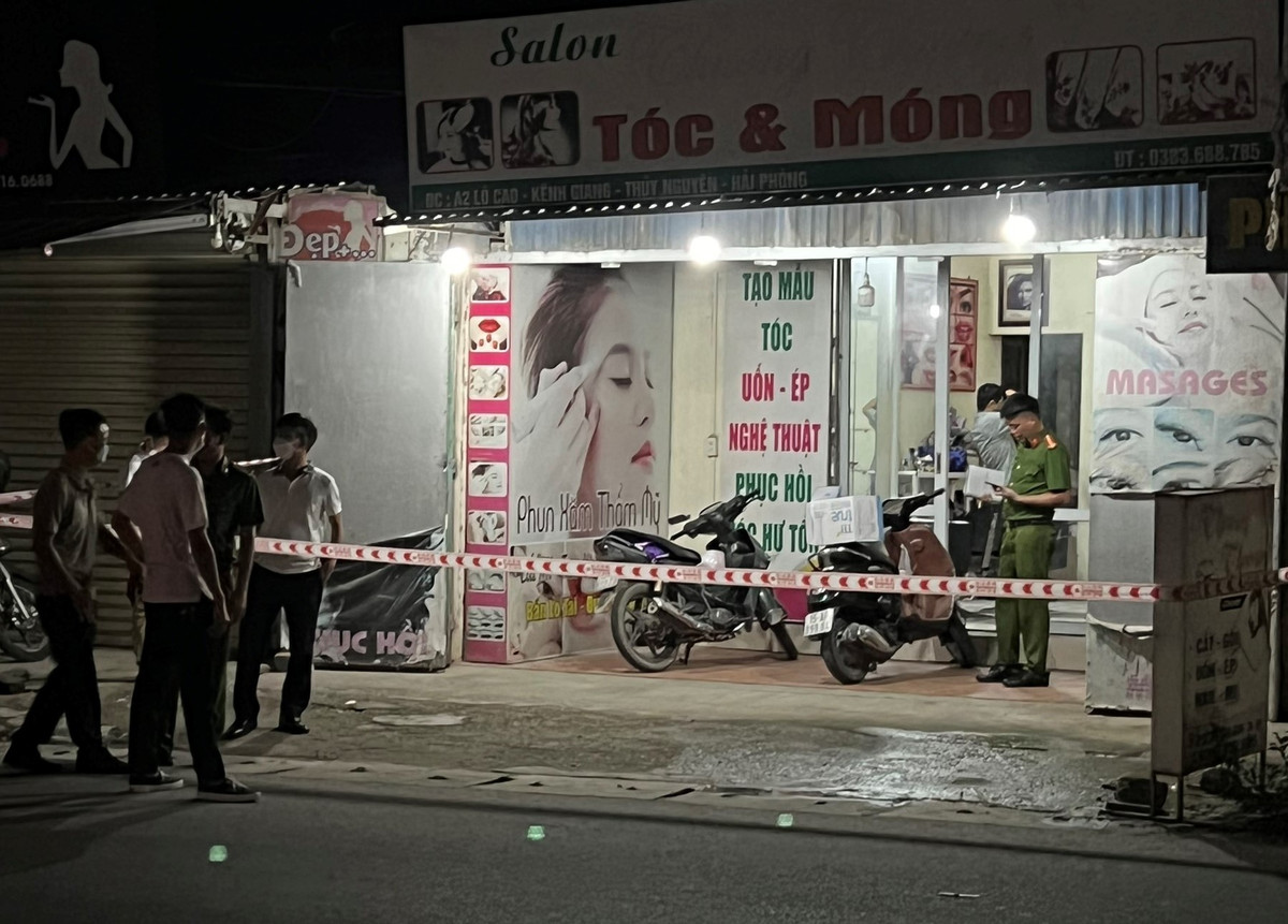  Ghen tuông, sát hại người tình trong lúc đang gội đầu cho khách: Ngày 18/8, chị N.T.T (43 tuổi, trú huyện Thủy Nguyên, Hải Phòng), đang gội đầu cho khách ở quán của mình thì bị người tình là B.V.Th. chạy vào, dùng dao đâm từ phía sau, khiến chị T. tử vong. Tại cơ quan Công an, Th. khai nhận, chị T. và đối tượng cùng nhau đến thôn A2 xã Kênh Giang, huyện Thủy Nguyên thuê nhà để mở cửa hàng gội đầu được khoảng 2-3 năm nay. Cả hai sống với nhau như vợ chồng, nhưng trong quá trình chung sống, nhiều lần giữa chị T. và Th. xảy ra mâu thuẫn vì ghen tuông. 