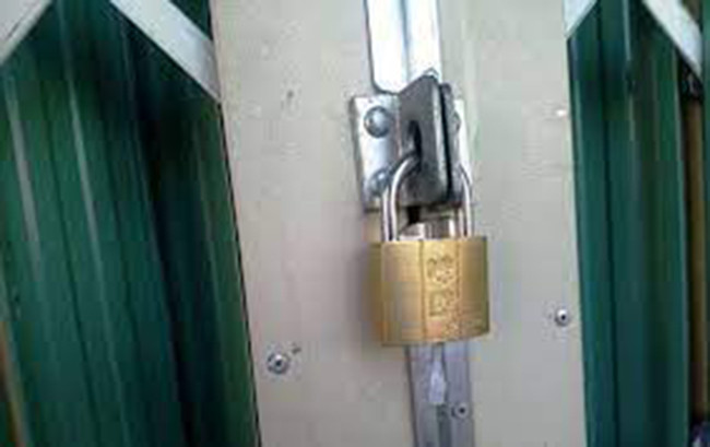 Đến chiều khi đi làm về, bà P. ghé thăm chị như lời đã hứa, nhưng cửa đã được khóa lại từ bên trong. Bà P. có gọi mấy tiếng mà không có ai đáp, hỏi những người hàng xóm cũng không ai thấy đôi vợ chồng già đi ra ngoài. Lúc này đã khá muộn nên bà P. ra về, nhưng trong lòng lại nổi lên những dự cảm không lành. (Ảnh minh hoạ)