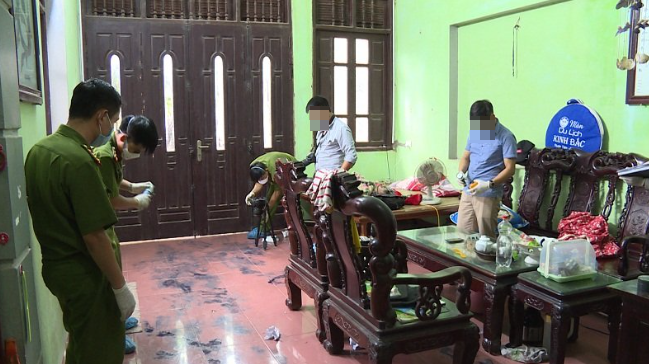 Ba nạn nhân lần lượt được xác định gồm ông Nguyễn Anh T. (SN 1941), vợ là bà Đoàn Thị C. (SN 1949) và con gái là Nguyễn Minh T. (SN 1980, đều trú tại số nhà 05/14, phố Doãn Khuê, tổ 17 phường Phú Khánh (TP Thái Bình). Nhớ lại khi quá trình khám nghiệm hiện trường, khám nghiệm tử thi, Thượng tá Ngô Văn Đăng - Phó trưởng Phòng Kỹ thuật hình sự cũng không khỏi rùng mình. Trên thi thể cả 3 nạn nhân đều có nhiều thương tích ở vùng đầu và cổ vẫn đang có 3 sợi dây bị quấn chặt. (Ảnh minh hoạ, nguồn ảnh VTC News)
