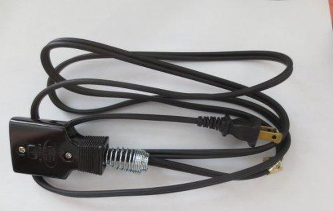 Thấy động, bà C. chạy từ dưới nhà lên xem cũng bị Đại dùng chân ghế đập chết tại chỗ. Sau khi đập chết 2 mẹ con chị T., Đại dùng dây điện thít cổ 2 người cho chết hẳn. Sau đó, Đại xuống tầng 1 thấy ông T. đang nói chuyện với khách. Khoảng 30 phút sau, khi khách ra về, ông T. hỏi Đại xem vợ và con gái đâu. Đại nói dối 2 người ra ngoài. Do ông T. bị bệnh khớp nằm trên giường, Đại lên tầng 2 lấy chiếc chân tủ tiếp tục đập chết ông T.. (Ảnh minh hoạ, nguồn ảnh Internet) 