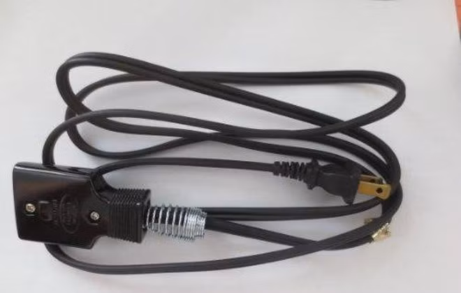 Thấy động, bà C. chạy từ dưới nhà lên xem cũng bị Đại dùng chân ghế đập chết tại chỗ. Sau khi đập chết 2 mẹ con chị T., Đại dùng dây điện thít cổ 2 người cho chết hẳn. Sau đó, Đại xuống tầng 1 thấy ông T. đang nói chuyện với khách. Khoảng 30 phút sau, khi khách ra về, ông T. hỏi Đại xem vợ và con gái đâu. Đại nói dối 2 người ra ngoài. Do ông T. bị bệnh khớp nằm trên giường, Đại lên tầng 2 lấy chiếc chân tủ tiếp tục đập chết ông T.. (Ảnh minh hoạ, nguồn ảnh Internet) 