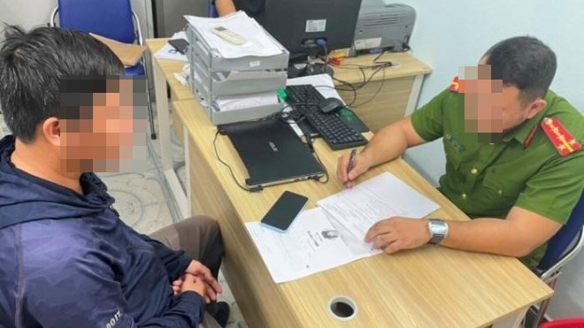 Ngay lập tức trinh sát đã lên đường đến nhà chồng cũ chị T.. Nhưng tại đây, qua quá trình xác minh, người đàn ông này có chứng cứ ngoại phạm. May mắn lúc này một manh mối vô cùng đắt giá và quan trọng xuất hiện. Thời điểm người thân và hàng xóm phá cửa vào nhà và phát hiện thi thể ông T. nhưng lúc này họ lại không tìm thấy chị T. và hoàn toàn không biết chị T. và bà C. (mẹ chị T.) cũng đã tử vong trên tầng 2 nên đã gọi điện vào số máy của chị và nhận được một tin nhắn có nội dung: “Cháu đang đưa bố mẹ cháu đi chữa bệnh trên Hà Nội, cháu không nghe được, chỉ nhắn tin thôi”. (Ảnh minh hoạ, nguồn ảnh Pháp Luật và Xã Hội)