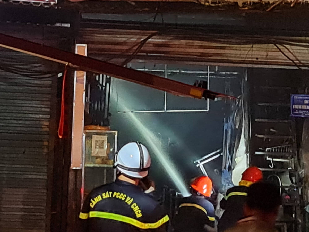 Đến gần 23h cùng ngày, lực lượng chức năng vẫn đang tiến hành phun nước làm mát khu vực xảy ra vụ cháy.