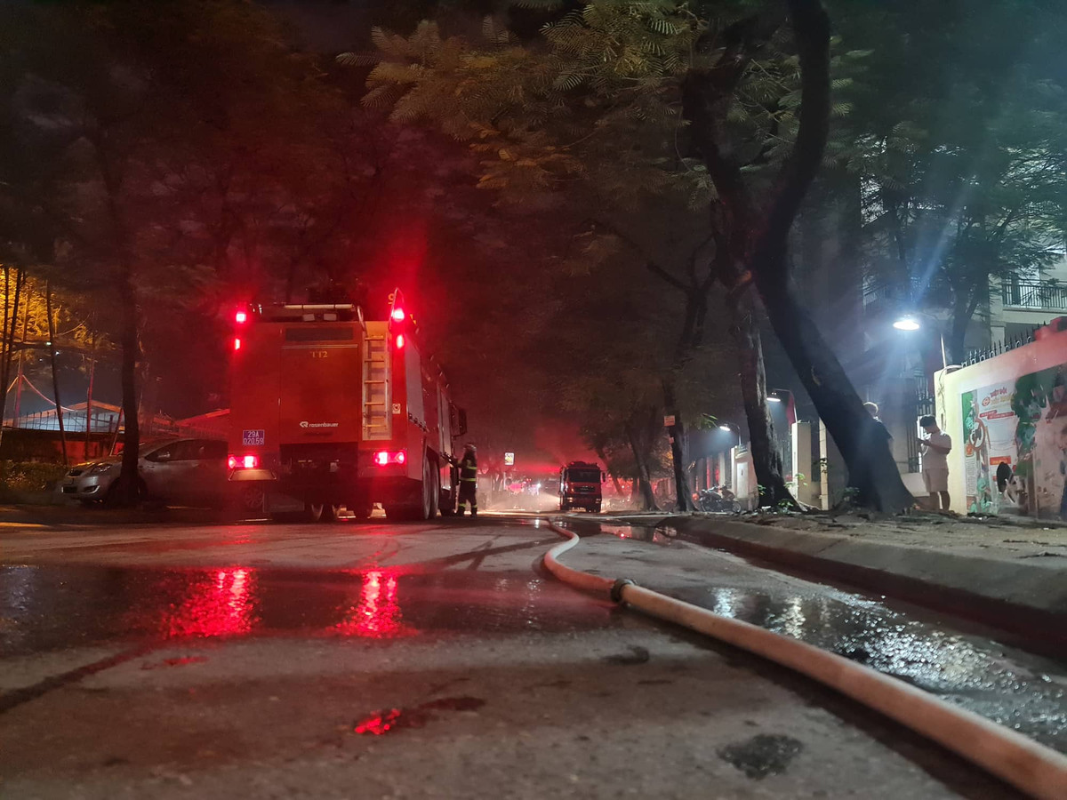 Hiện nguyên nhân vụ 3 ngôi nhà liền kề cháy dữ dội trong đêm ở Hà Nội đang được cơ quan chức năng điều tra, làm rõ.