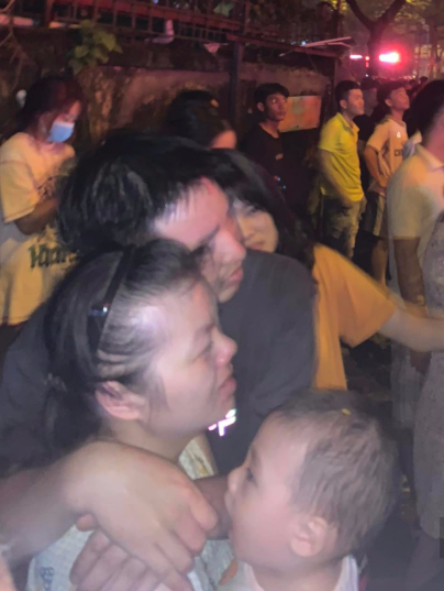 Vào thời điểm xảy ra hoả hoạn, người vợ đang ở trên gác xép cho con bú bình sữa, chồng thì đang bán hàng ở dưới, nghe tiếng nổ lụp bụp trên nóc nhà nên chạy lên ngó thấy cháy. Người chồng lấy bình dập lửa nhỏ định dập nhưng vì lửa bùng nhanh quá nên hai vợ chồng vội vàng ôm con tháo chạy ra khỏi cửa hàng rồi sau đó cặp vợ chồng ôm con khóc nghẹn nhìn cửa hàng của mình bị cháy. 