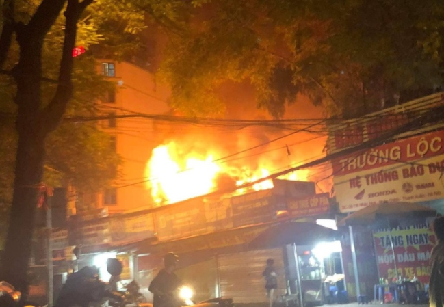 Ha Noi: Chay 3 nha lien ke, cot khoi boc cao hang tram met-Hinh-2