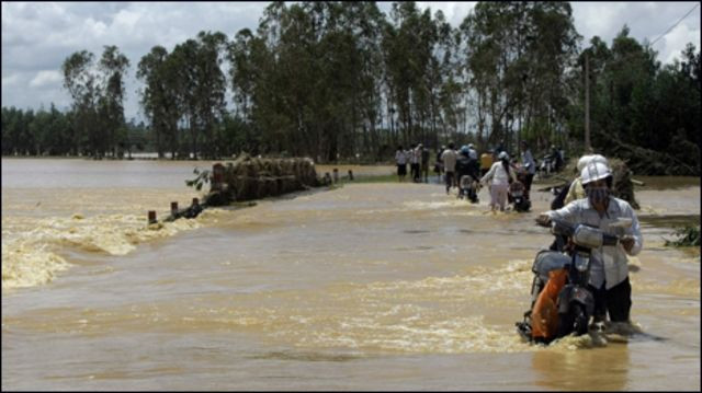 Tháng 10/2009, Bão số 9 (Bão Ketsana) đổ bộ vào các tỉnh Nam Trung bộ, tâm bão là các tỉnh Quảng Nam, Quảng Ngãi. Sức gió mạnh cấp 11 giật cấp 14 lên tới 150km/h tại đảo Lý Sơn; 22m/giây (cấp 9) giật 30m/giây (cấp 11) tại Đà Nẵng làm 179 người chết, bị thương 1.140 người, mất tích 8 người, thiệt hại kinh tế khoảng 14.014 tỷ đồng. (Ảnh minh hoạ)