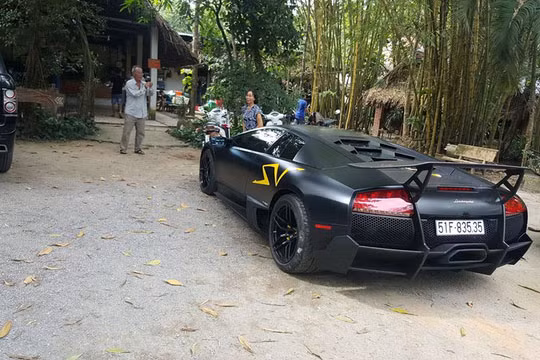 Với số lượng sản xuất chỉ đúng 186 chiếc trên toàn thế giới, Lamborghini Murcielago LP670-4 SV màu xám đen trong bài mang số thứ tự 46 và được xem là chiếc siêu xe thuộc vào hàng hiếm khi xuất hiện tại Việt Nam.