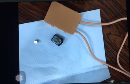 Thiết bị gian lận thi cử có chức năng thu phát sóng chỉ nhỏ bằng đầu bút bi được PA83 thu giữ.