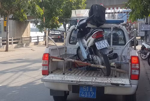 Công an thu giữ chiếc xe máy của các nạn nhân và nhiều dấu vết liên quan đến vụ án mạng tại hiện trường.