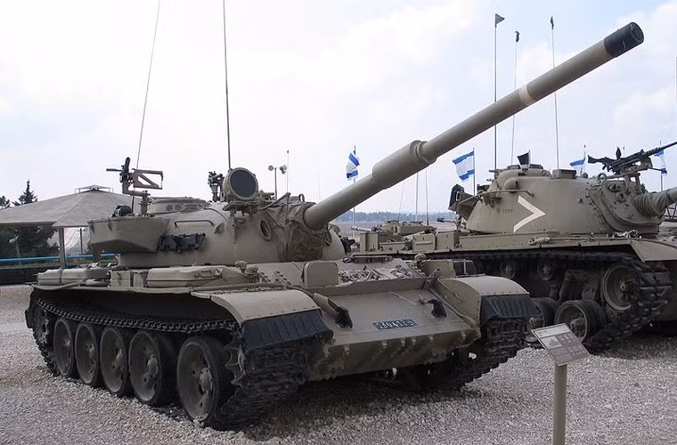 Việc cải tiến T-55 tạo ra nhiều biến thể mới không chỉ diễn ra ở Liên Xô mà còn thực hiện ở hàng chục quốc gia khác. Thậm chí những quốc gia không thuộc khối XHCN cũng tham gia cải tiến T-55. Trong ảnh là mẫu tăng Tiran-5Sh do Israel thực hiện cải tiến trên cơ sở T-55 với pháo chính Sharir 105mm, trang bị đại liên 12,7mm M2 Browning, hệ thống điều khiển hỏa lực và kính ngắm đêm mới.