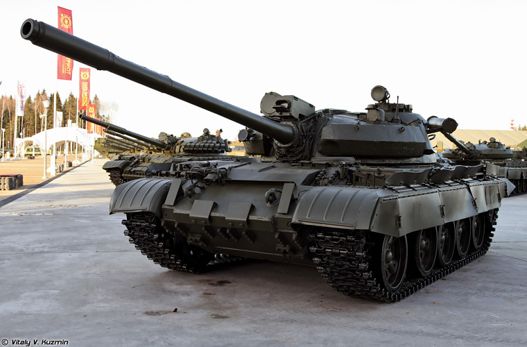 Biến thể T-55AM với giáp yếm BDD bọc quanh tháp pháo, bảo vệ 180 độ, có trang bị máy chỉ thị mục tiêu laser.