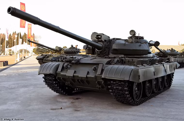 Biến thể T-55AM với giáp yếm BDD bọc quanh tháp pháo, bảo vệ 180 độ, có trang bị máy chỉ thị mục tiêu laser.