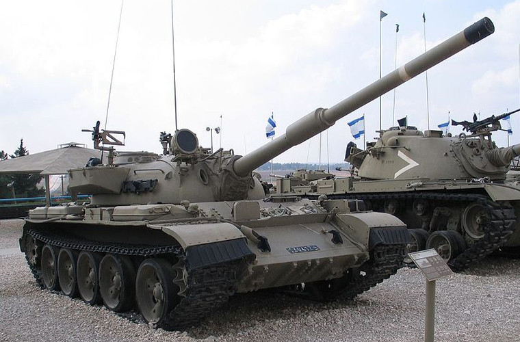 Việc cải tiến T-55 tạo ra nhiều biến thể mới không chỉ diễn ra ở Liên Xô mà còn thực hiện ở hàng chục quốc gia khác. Thậm chí những quốc gia không thuộc khối XHCN cũng tham gia cải tiến T-55. Trong ảnh là mẫu tăng Tiran-5Sh do Israel thực hiện cải tiến trên cơ sở T-55 với pháo chính Sharir 105mm, trang bị đại liên 12,7mm M2 Browning, hệ thống điều khiển hỏa lực và kính ngắm đêm mới.