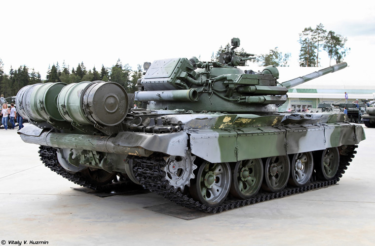 T-55AD vẫn sử dụng pháo chính D-10T với hệ thống điều khiển hỏa lực cũ, nhưng trang bị bộ ổn định mới Tsiklon-M1, kính ngắm TShSM-32PV.