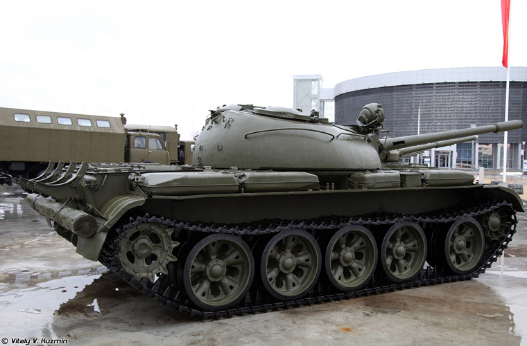 T-55A được trang bị tháp pháo mới với pháo chính D-10T 100mm (kho đạn tăng lên 43 viên), sử dụng động cơ mới V-55 công suất 580 mã lực, hệ thống chống bức xạ/lọc chất độc hóa học mới. Từ những năm 1970, T-55A bắt đầu trang bị lại đại liên phòng không 12,7mm DShK 1938/46.