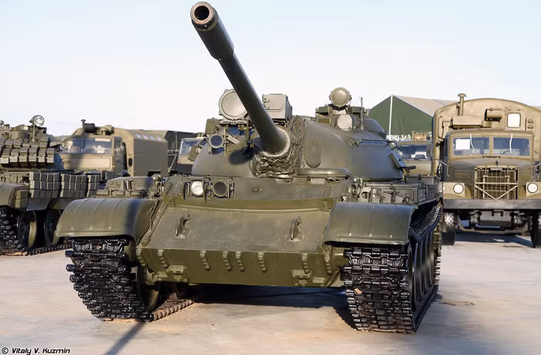 Biến thể T-55A được cải tiến với thiết bị chỉ thị mục tiêu laser đặt ở nóc tháp pháo, vị trí ngay trên gốc pháo D-10T.