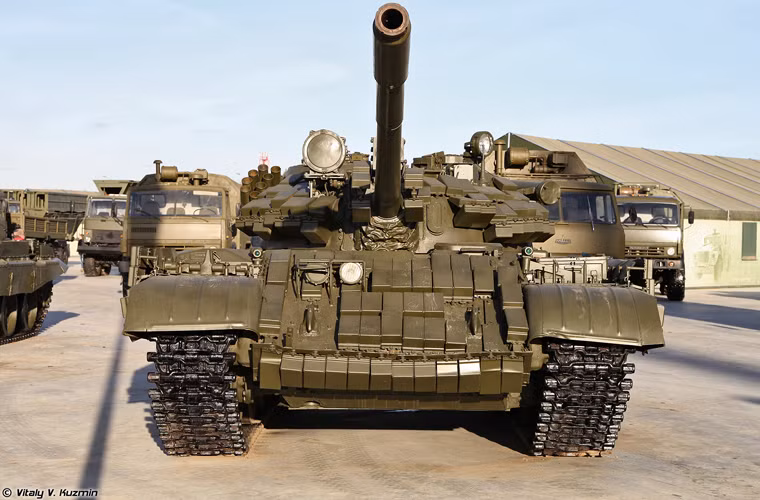 T-55AMV được trang bị hệ thống giáp phản ứng nổ Kontakt-1 bảo vệ mặt trước thân, tháp pháo và hai bên hông xe.