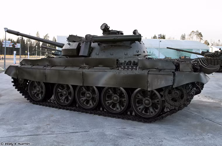 Nó cũng được trang bị hệ thống kiểm soát hỏa lực Volna với khả năng bắn tên lửa chống tăng qua nòng, trang bị động cơ mới mạnh hơn.