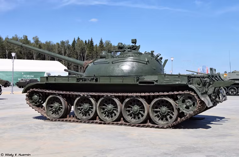 Xe tăng T-54A được trang bị pháo D-10TG 100mm tích hợp bộ ổn định STP-1 Gorizont, kính ngắm TSh-2A-22, kính ngắm hồng ngoại cho lái xe TVN-1, đài vô tuyến R-113, cải tiến động cơ.