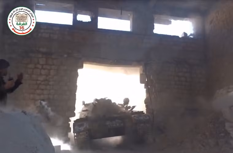 Cuộc nội chiến kéo dài 5 năm đã khiến cho nhiều thành phố ở Syria biến thành đống đổ nát, trong đó có thành phố đông dân và phồn hoa nhất quốc gia Trung Đông này – Aleppo. Những trận chiến ở Aleppo giữa quân đội ủng hộ Tổng thống Assad với phiến quân IS và các phe phái nổi dậy khác đã khiến cho nơi từng là thiên đường này nay như “bãi tha ma, địa ngục trần gian”. Ảnh: Xe tăng núp trong tòa nhà lớn ở Aleppo nã pháo về phía quân chính phủ.