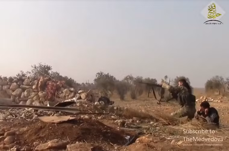 Quân nổi dậy đáp trả dữ dội.