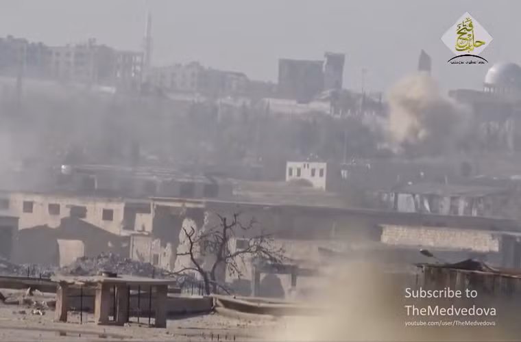 Bức ảnh chụp từ trên nóc tòa nhà ở Aleppo cho thấy phần lớn thành phố hoa lệ này chỉ còn là đống đổ nát, không một tòa nhà nào còn nguyên vẹn.