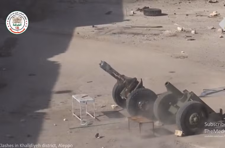 Đường phố Aleppo nay ngập tràn trận địa pháo, khói thuốc súng, hố bom, đất đá và…xác người.