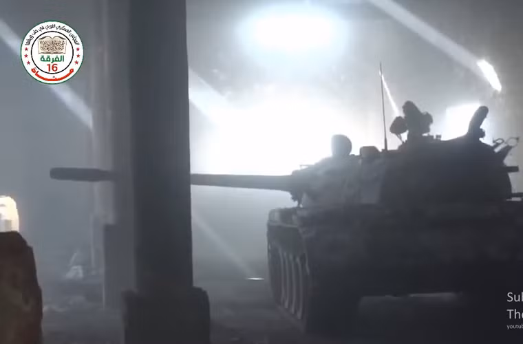 Chiếc xe tăng T-55 di chuyển về phía các lỗ hổng khắp tòa nhà lớn để pháo kích vào mục tiêu quân chính phủ.