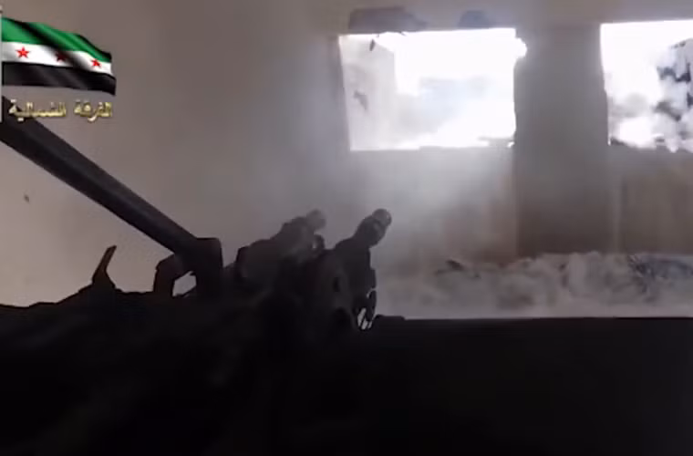 Súng máy phòng không ZPU đặt trong tòa nhà “xả mưa đạn” ra bên ngoài qua ô cửa sổ.