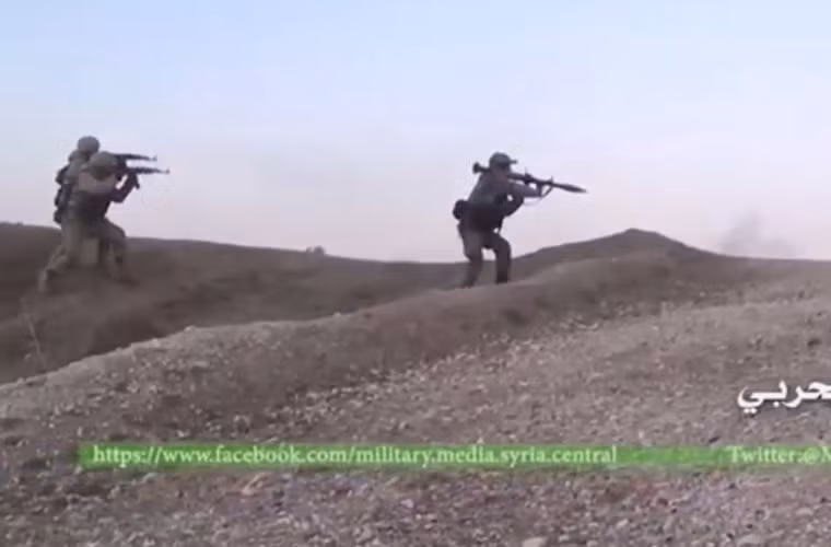 Suốt nhiều tháng tấn công, với sự yểm trợ tích cực của xe tăng – máy bay, tuy nhiên Quân đội Syria vẫn chưa thể tiến sâu vào trong nội thị Aleppo. Ảnh: Quân đội chính phủ Syria đang nã đạn về phía hướng quân nổi dậy.