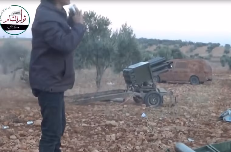 Quân nổi dậy chuẩn bị khai hỏa pháo phản lực.