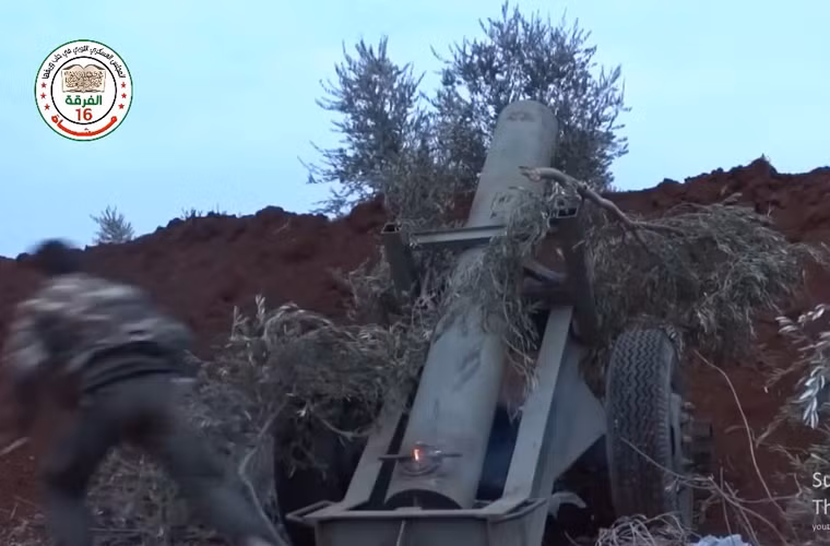 Binh sĩ phe nổi dậy vừa châm lửa rồi rời khỏi khẩu đại bác tự chế cỡ lớn trước khi nó khai hỏa.