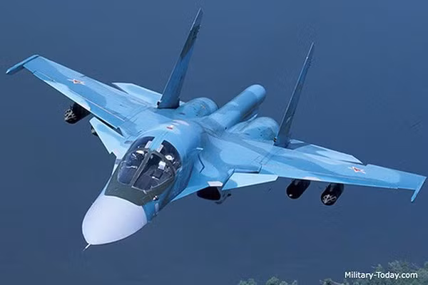 Thông số kỹ thuật cơ bản của Su-34 bao gồm chiều dài 22,0 m; sải cánh 14,7 m; cao 5,93 m; trọng lượng cất cánh tối đa 45,1 tấn; tốc độ tối đa Mach 1,8; tầm bay 4.500 km; trần bay 14.000 m; tải trọng vũ khí tối đa 8.000 kg.