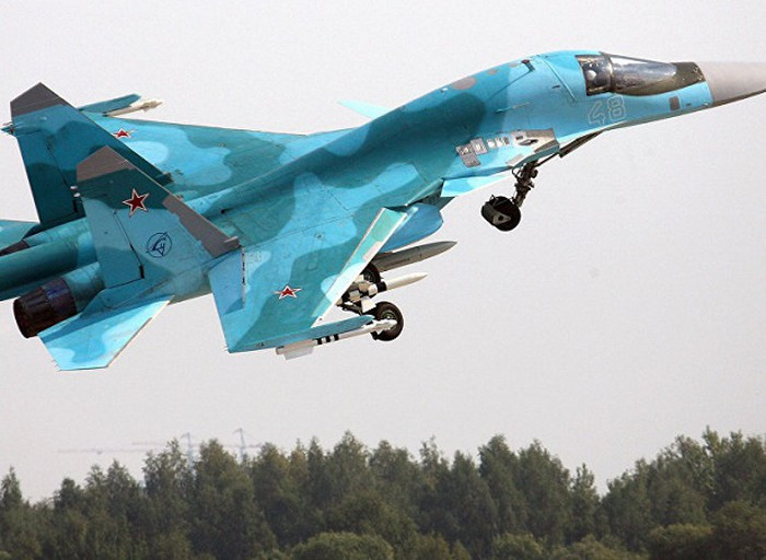 Su-34 có thể tiêu diệt các mục tiêu mặt đất, trên không và trên biển, cơ sở hạ tầng của kẻ thù được bảo vệ bởi các hệ thống phòng không tối tân và nằm ở khoảng cách đáng kể tính từ sân bay.