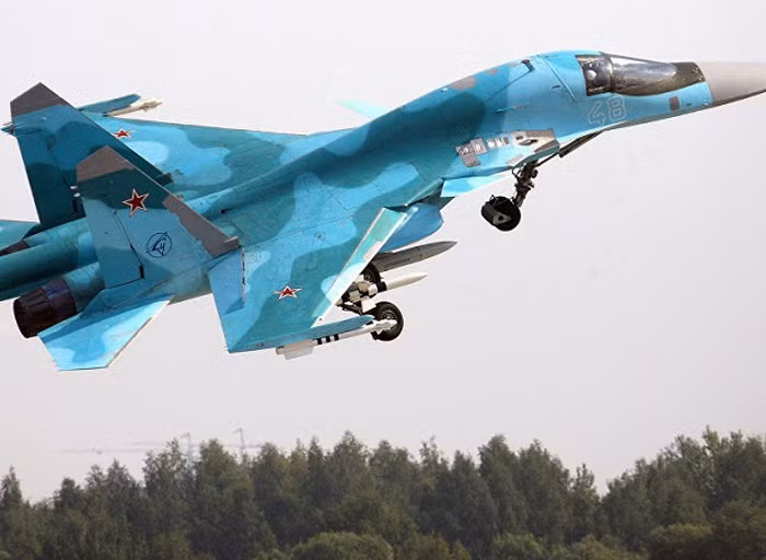 Su-34 có thể tiêu diệt các mục tiêu mặt đất, trên không và trên biển, cơ sở hạ tầng của kẻ thù được bảo vệ bởi các hệ thống phòng không tối tân và nằm ở khoảng cách đáng kể tính từ sân bay.