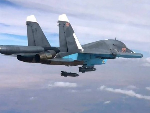 Su-34 sử dụng động cơ của Su-27, nhưng với những đầu vào không khí cố định, giới hạn tốc độ tối đa là khoảng Mach 1,8. Những chiếc sản xuất tương lai dự định mang động cơ thay đổi hướng phụt giống như Su-30SM.