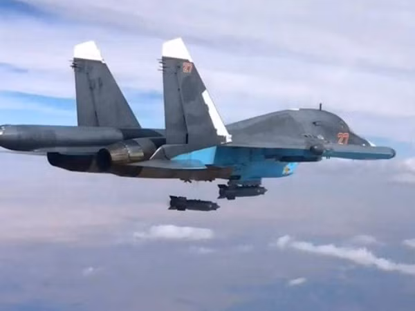 Su-34 sử dụng động cơ của Su-27, nhưng với những đầu vào không khí cố định, giới hạn tốc độ tối đa là khoảng Mach 1,8. Những chiếc sản xuất tương lai dự định mang động cơ thay đổi hướng phụt giống như Su-30SM.