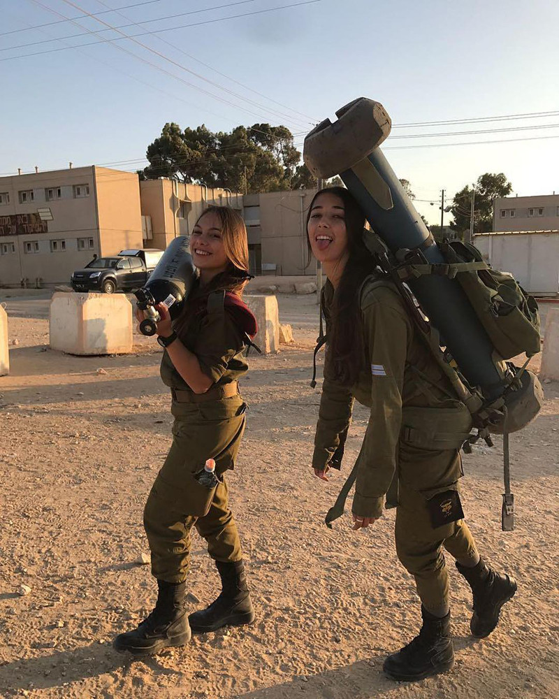 Hai cô gái này có lẽ đang vác loại tên lửa chống tăng. Nữ binh sĩ Israel cũng phải trải qua việc huấn luyện nhọc nhằn tương tự nam giới.