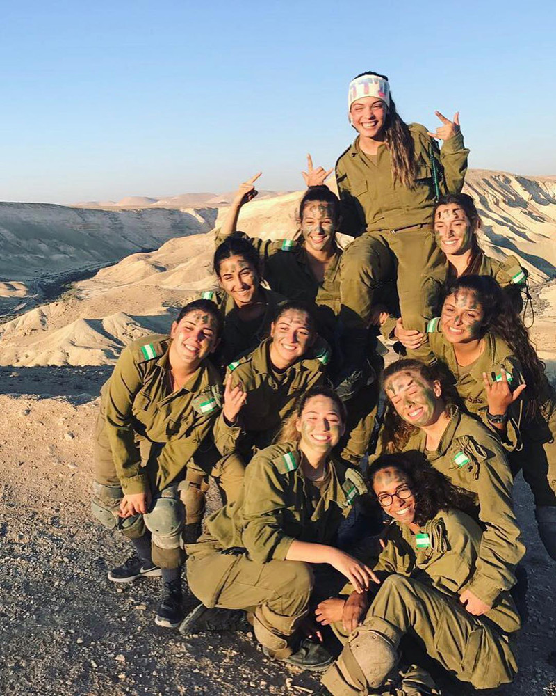 Cả tiểu đội nữ cùng chụp ảnh trên sa mạc.