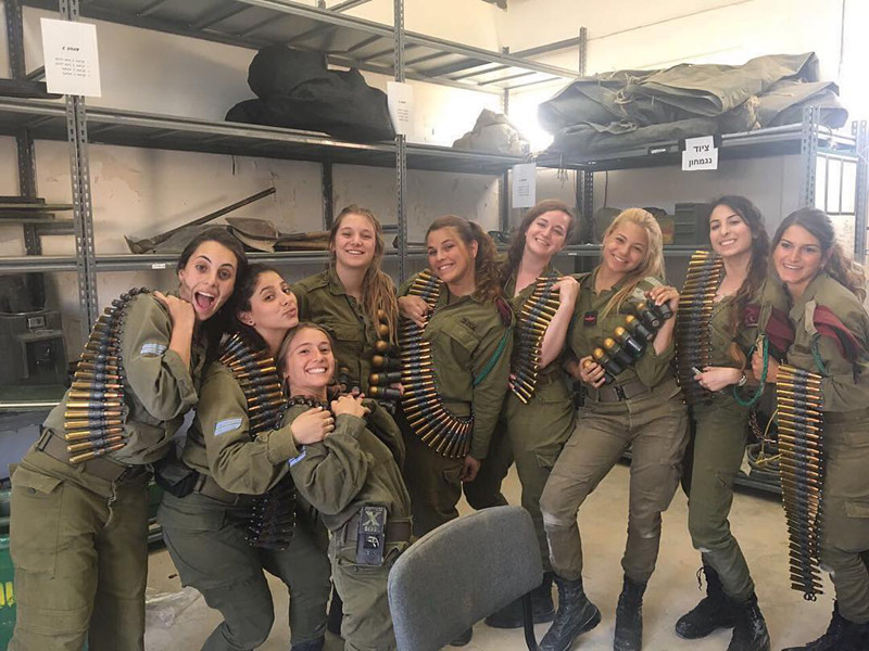 Thủ tướng Israel Netanyahu đến thăm một đơn vị đông nữ. Các nữ binh sĩ này được trang bị loại súng tiểu liên hiện đại đặc trưng do Israel sản xuất.